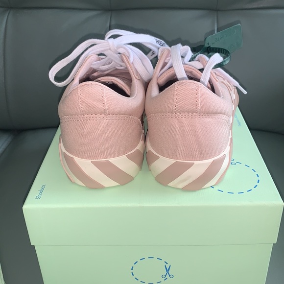 Off-White
Low Vulcanized Canvas Low-Top Sneakers - Picture 8 of 10